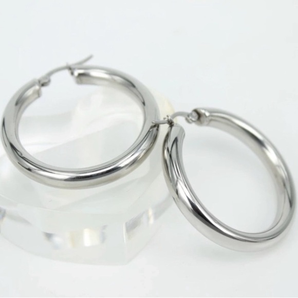 NEW 18k White Gold Plated 1.5” Round Hoop Earrings - Picture 3 of 4